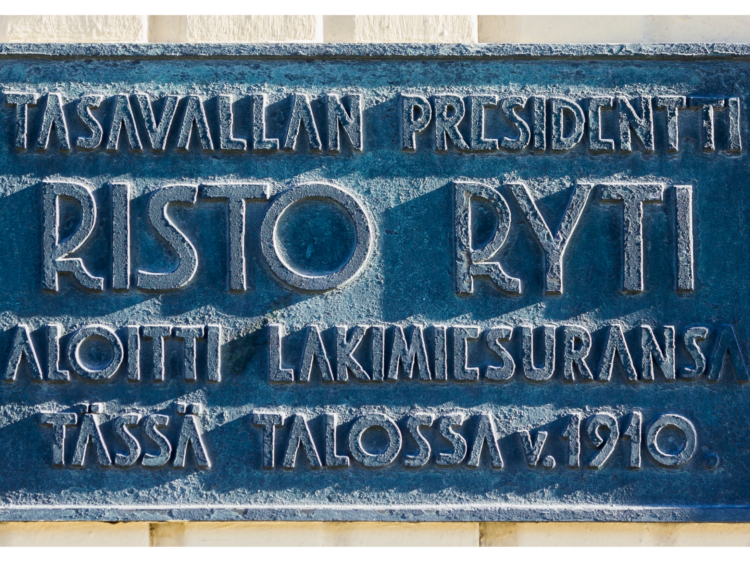 Kyltti talon seinässä: "Tasavallan presidentti Risto Ryti aloitti lakimiesuransa tässä talossa v. 1910."