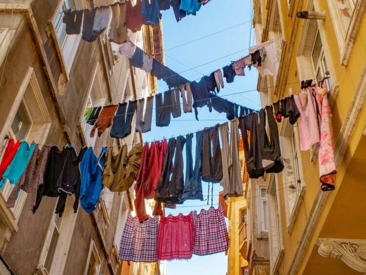 Vaatteita kuivumassa pyykkinaruilla Istanbulissa kahden talon välissä.