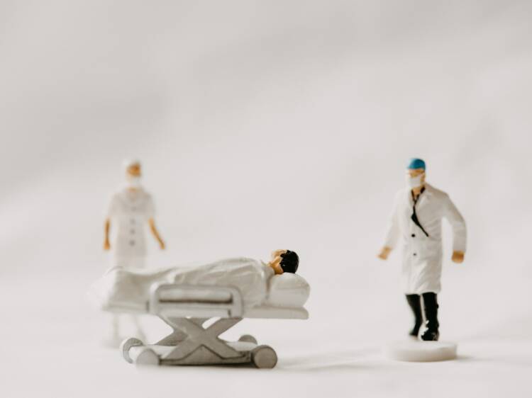 Miniatyyrihahmoja: lääkäri, hoitaja ja potilas.