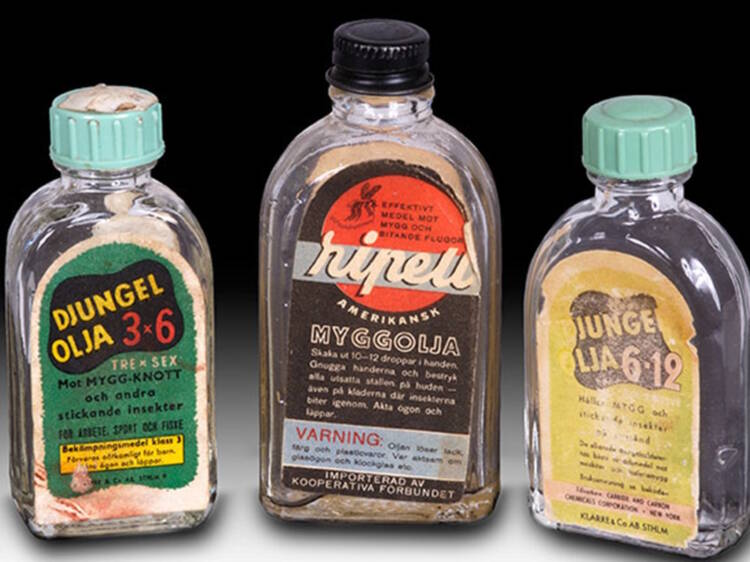 Kolme vanhaa viidakkoöljypulloa: Djungelolja 3x6, Amerikansk myggolja ja Djungelolja 6-12.