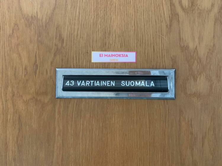 Asunnon ovi. Postiluukussa lukee Vartiainen ja Suomala.