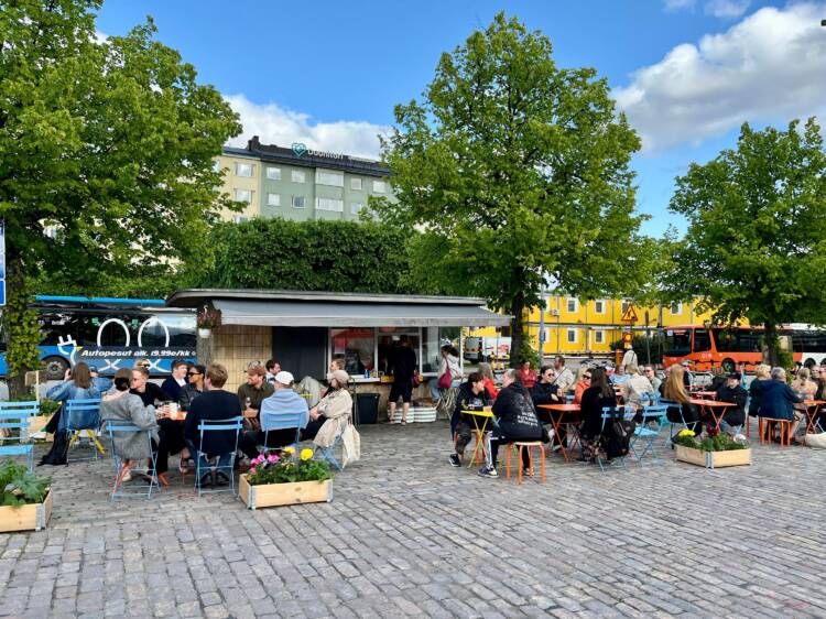 Hakaniementorin viinikioski ja sen edustalla asiakkaita. Kesä 2025. Kuva: Merja Wesander. Helsingin kaupunginmuseo. CC BY 4.0.