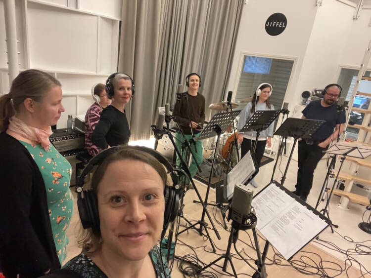 Kärhämä studiossa. Edessä Ilona Kivinen ja Lotta Jalava, taustalla Anni Jerrman, Outi Munter, Saarni Laitinen, Mari Elomäki ja Ville Jokela. Kuva: Lotta Jalava.
