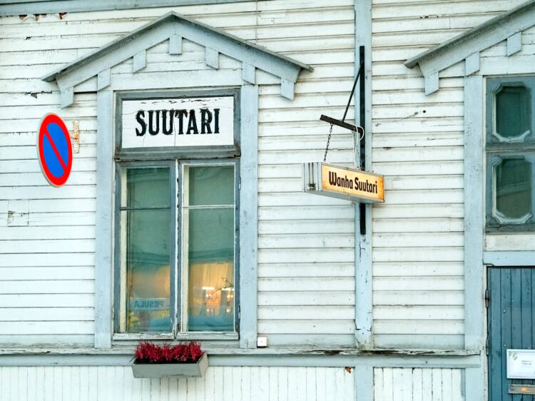 Sininen puutalo, jonka seinässä on kyltit "Suutari" ja "Wanha suutari". Kuva: Yrjö Keränen. Vastavalo.