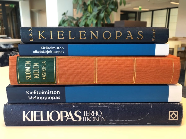 Kielenopas, Suomen kielen käsikirja, Kieliopas sekä Kielitoimiston oikeinkirjoitusopas ja kielioppiopas pinossa.