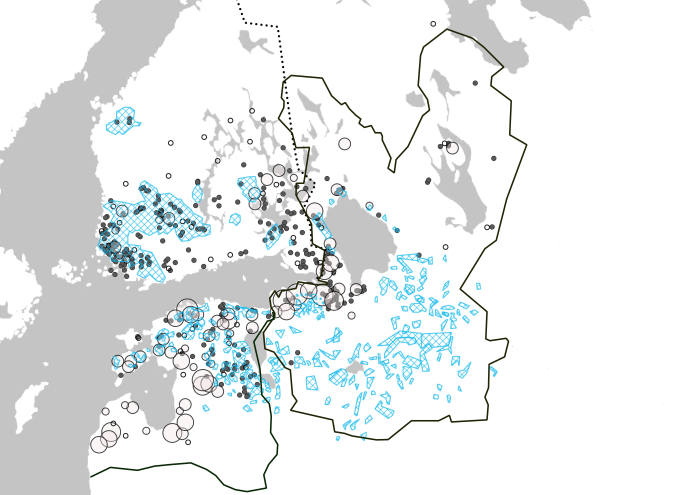Esikristillisiin henkilönnimiin perustuvat kylännimet ja suorat henkilönnimimaininnat (esitelty kartassa 1) sekä arkeologisten löytöjen perusteella määritellyt rautakauden lopun asutusalueet osuvat samoille alueille. Kaikilta asutuilta alueilta ei kuitenkaan ole henkilönnimiin viittaavia tietoja. Kiinteään asutukseen viittaavia löytöjä on paljon Viron alueelta sekä laajasti Novgorodin ympäristöstä Laatokan eteläpuolelta. Merkkejä pysyvästä asutuksesta on myös Laatokan ympäriltä, Saimaan ympäristöstä sekä Hämeestä, Lounais-Suomesta ja Etelä-Pohjanmaalta.