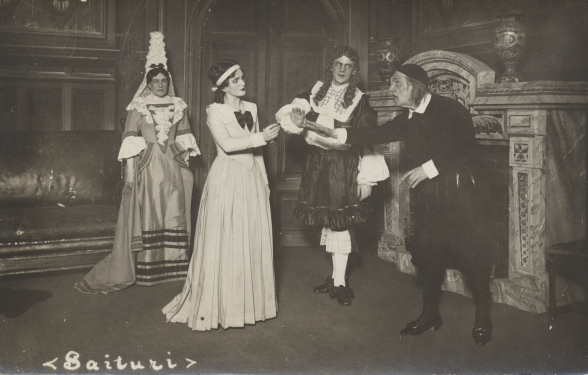 Lavalla neljä näyttelijää pukeutuneena 1600-luvun vaatteisiin.